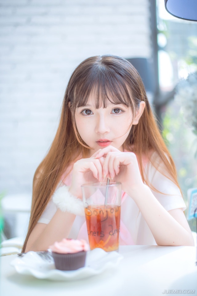 很多男人就是这样的，玩女人的时候总希望对方年轻一点放开一点开放三点，玩着别人的女儿的同时又希望别人永远别来碰自己的女儿。——韩寒《传统美德》